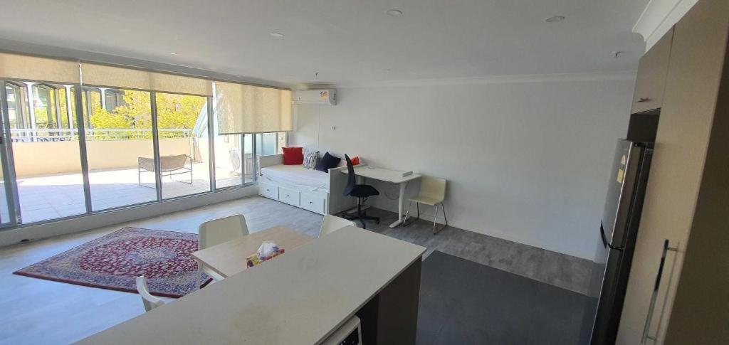 Dana-Cozy Studio With Shared Entry In The City Canberra Kültér fotó