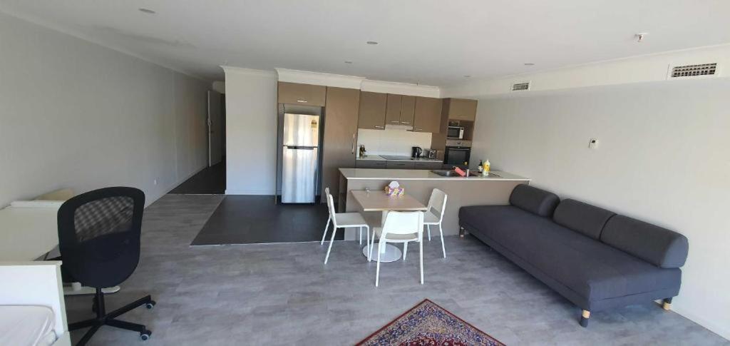 Dana-Cozy Studio With Shared Entry In The City Canberra Kültér fotó
