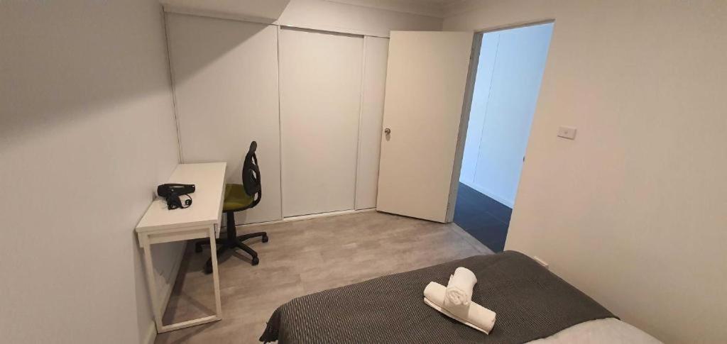 Dana-Cozy Studio With Shared Entry In The City Canberra Kültér fotó